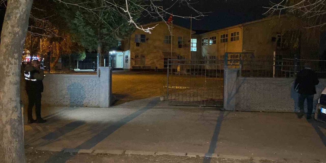 Okul Bahçesinde Veliye Bıçaklı Saldırı