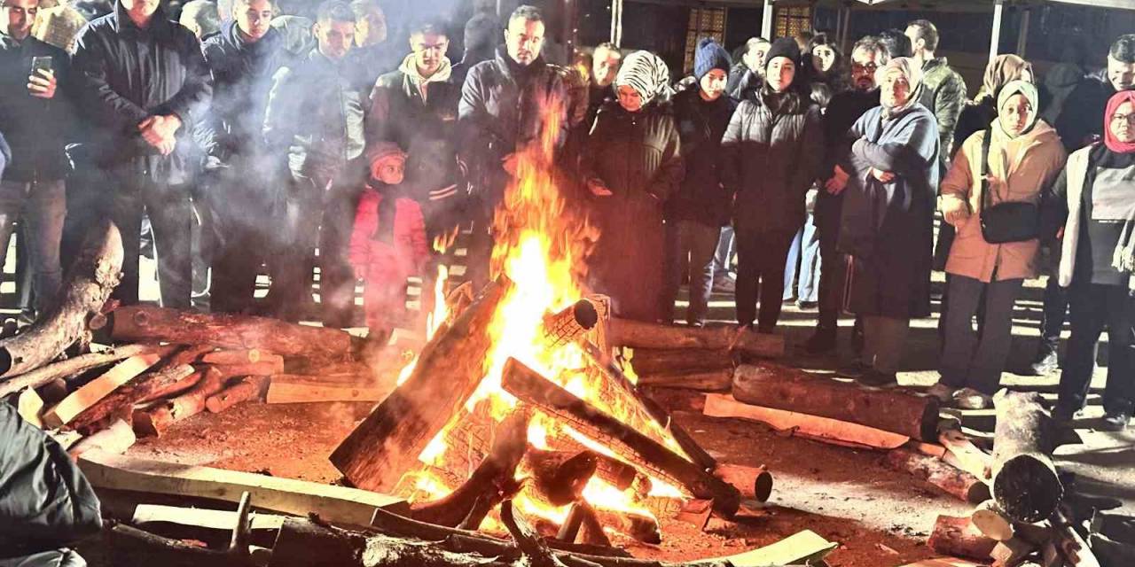 Depremzedeler Yıkılan Ebrar Sitesi’nin Bulunduğu Alanda Ölen Yakınlarını Andı