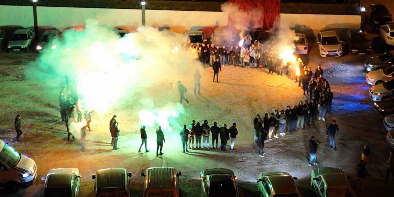 Bir Anda Evinin Önünde Toplanıp Sürpriz Yaptılar