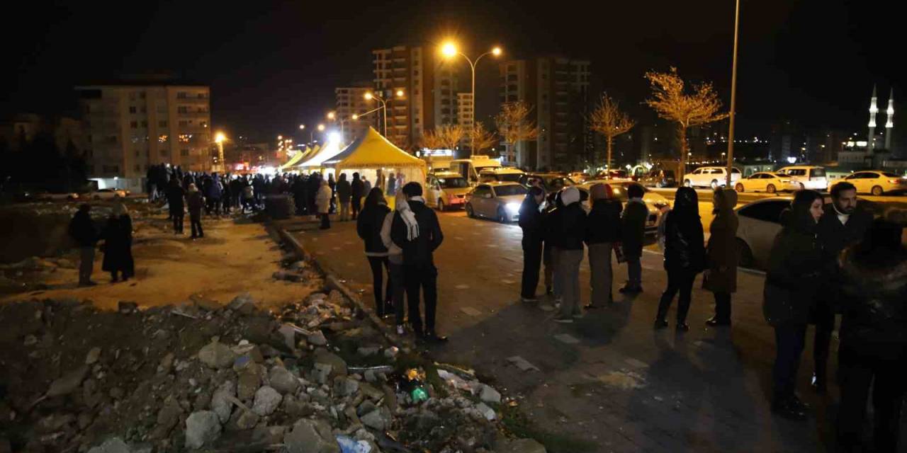 Gaziantep’te Depremde Hayatını Kaybedenler İçin Enkaz Alanında Kuran-ı Kerim Okutuldu