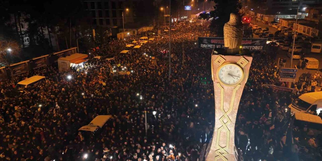 Adıyaman’da Binlerce Kişi Deprem Şehitlerini Andı