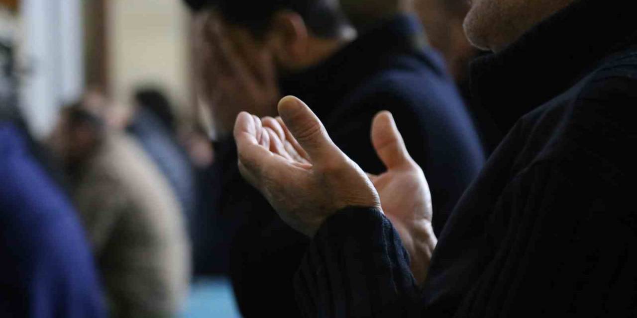 Eller Semaya Depremde Hayatını Kaybedenler İçin Açıldı