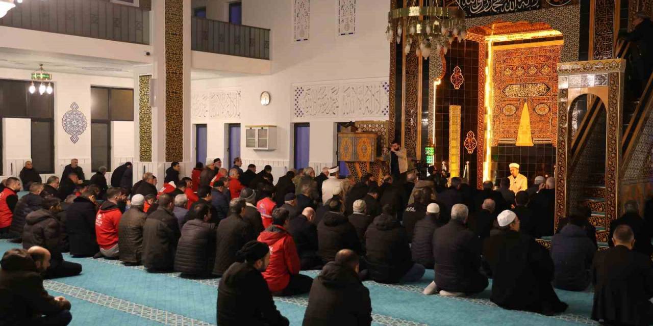 Elazığ’da Eller Semaya Depremde Hayatını Kaybedenler İçin Açıldı