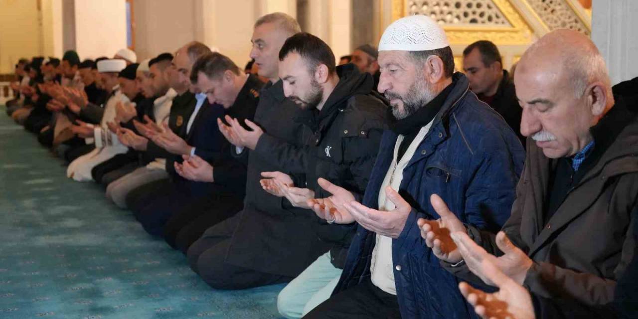 Depremde Hayatını Kaybedenler İçin Sabah Namazında Dua Edildi