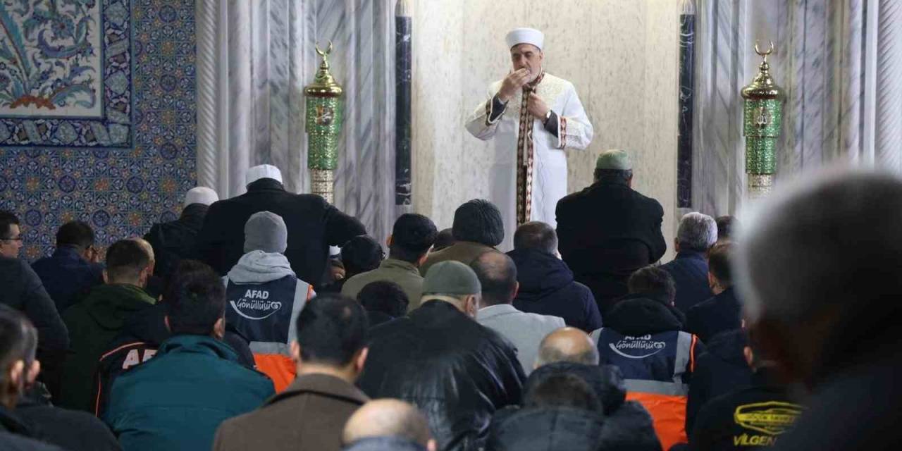 Depremde Hayatını Kaybedenler Dualarla Anıldı