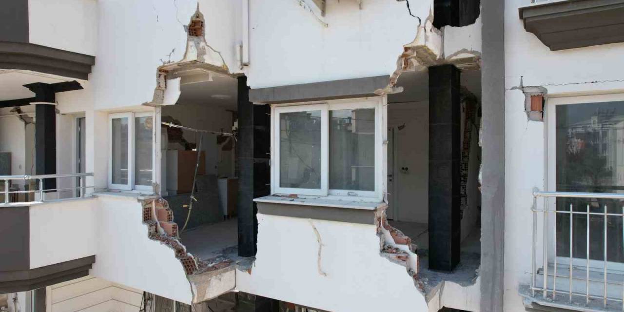 Depremin Acısı, Binaların Üzerindeki Korkunç İziyle Can Yakıyor