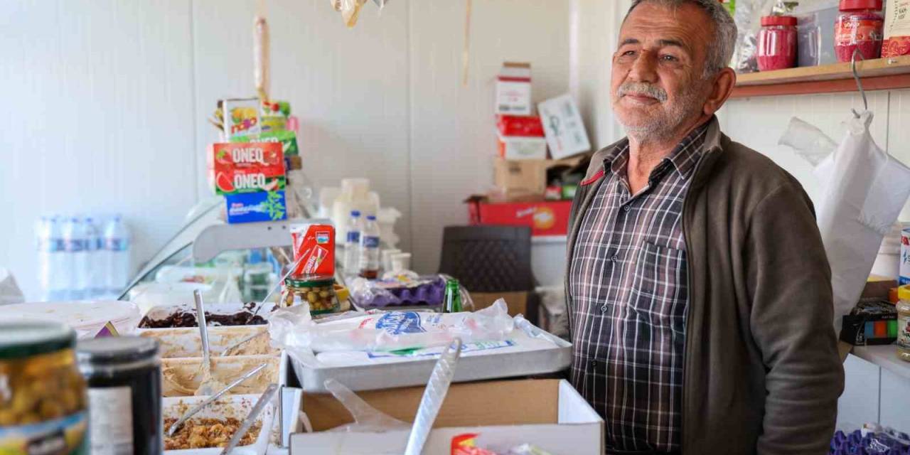 Osmaniye’deki Konteynır Kentteki Esnaflar Devletin Verdiği İmkanlarla Hem Barınma Hem De Ticaretlerini Sürdürüyor