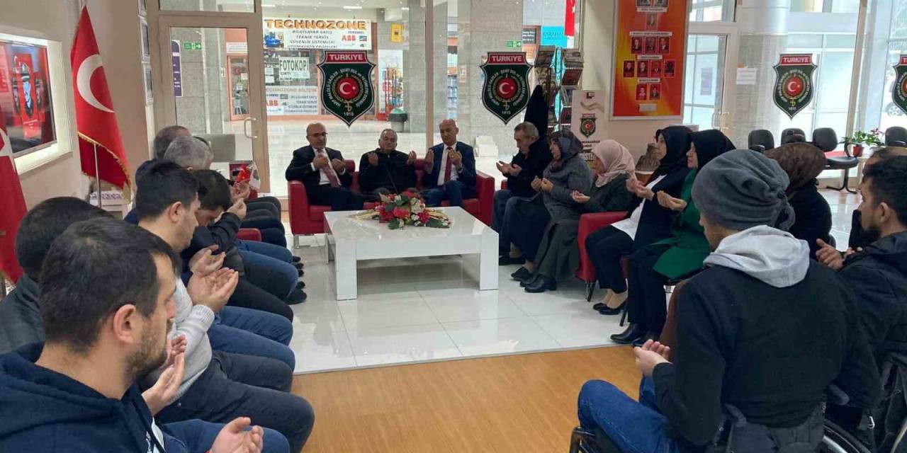 Şehitler İçin Dua Ettiler