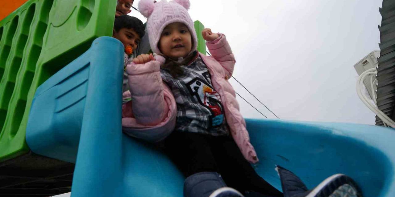 Konteyner Kentte Yaşayan Çocuklar Her Şeyden Habersiz Koşup Eğleniyor