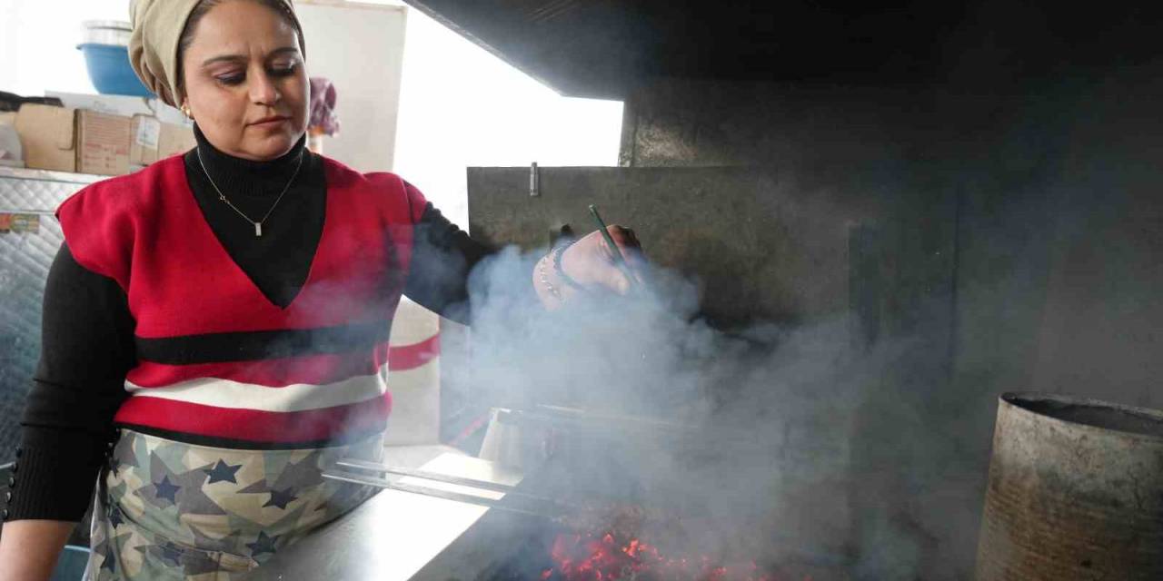 Depremin İzlerini Silebilmek İçin Başladı, Şehrin Tek Kadın Kebap Ustası Oldu