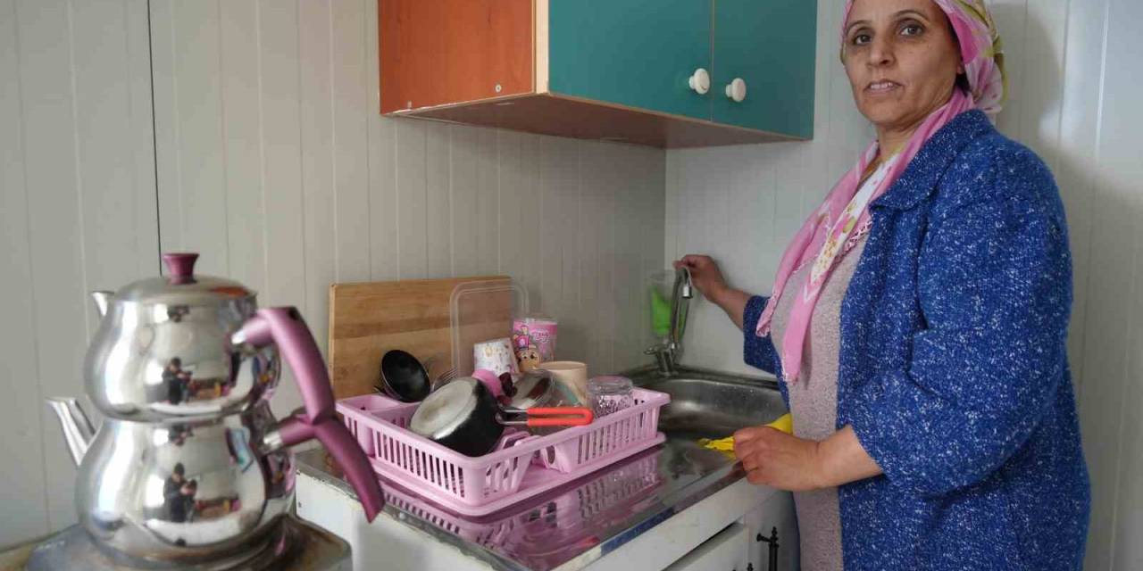 Her Gece Deprem Olacak Korkusuyla Uyuyor