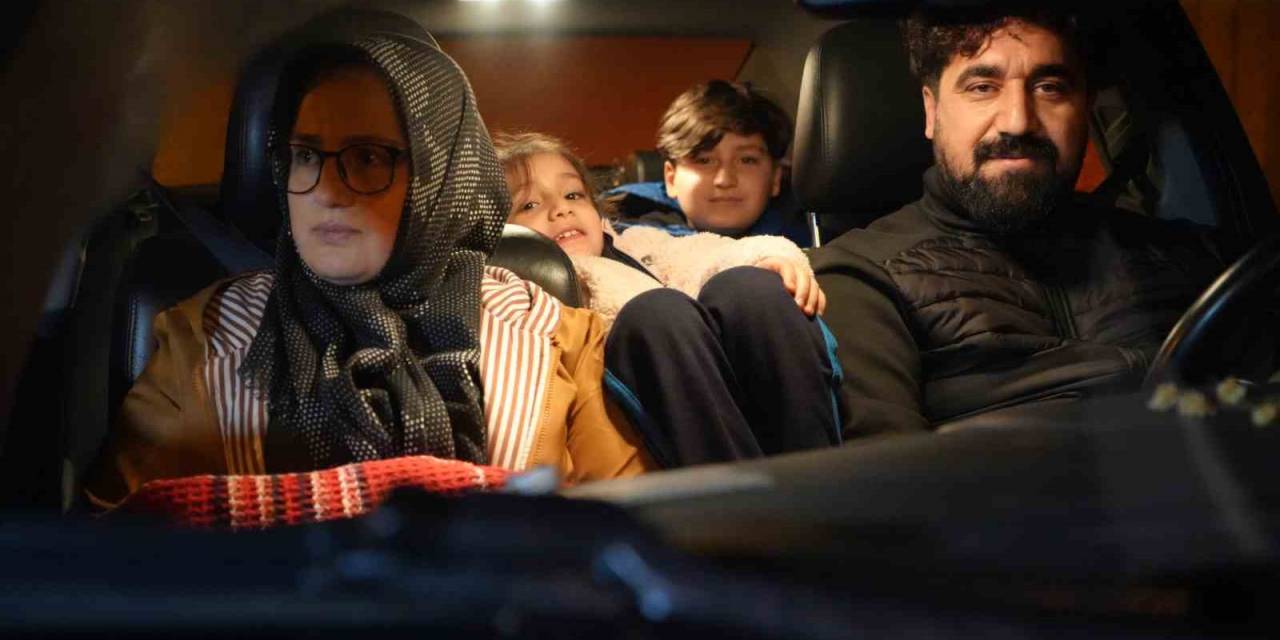 Deprem Korkusuyla 6 Şubat Fobisi Yaşayınca Geceyi Araçta Geçirdiler