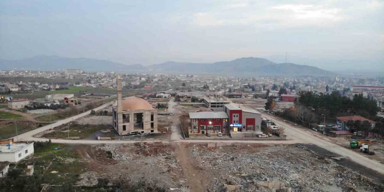 Depremde Yıkılan Mahallede Bir Tek Cami Ayakta Kaldı