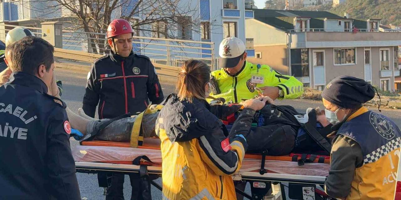 Aydınlatma Direğine Çarpan Otomobilin Sürücüsü Yaralandı