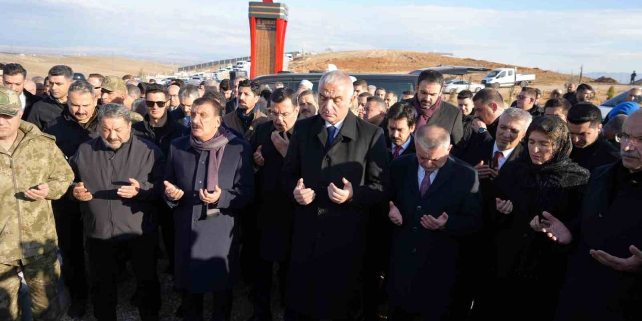 Bakan Ersoy Depremde Hayatını Kaybedenleri Mezarı Başında Andı