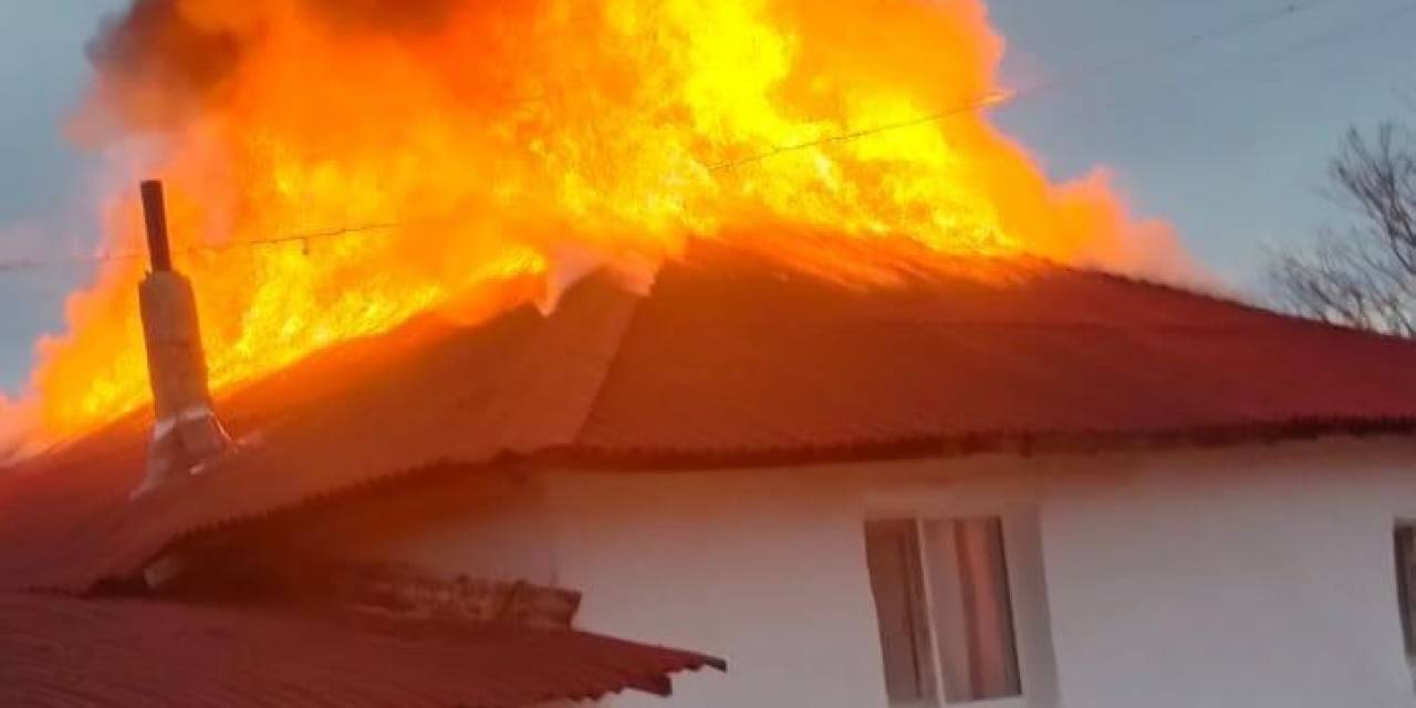 Amasya’da Ahşap Ev Alevlere Teslim Oldu