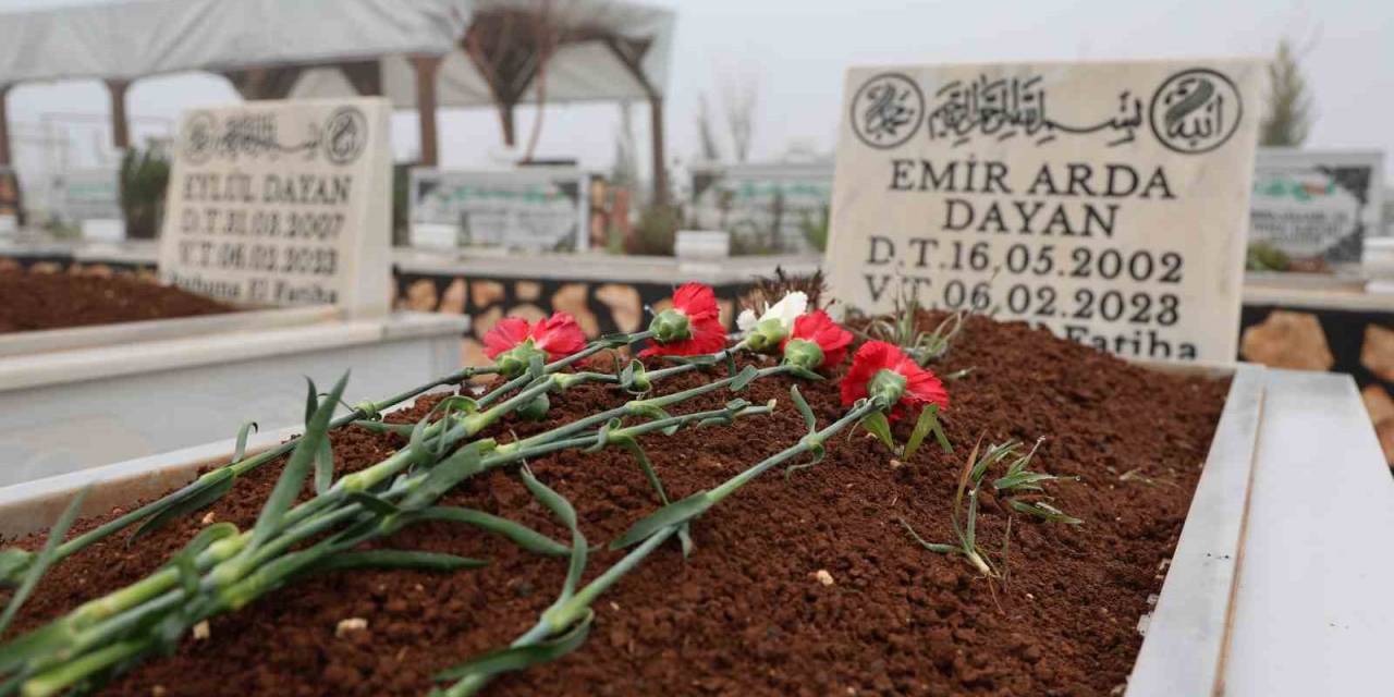 Diyarbakır’da Depremde Hayatını Kaybedenlerin Mezarlarına Karanfil Bırakıldı