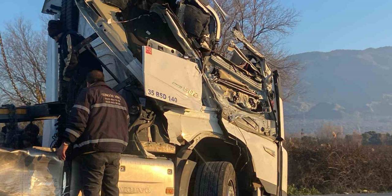 Tırlar Çarpıştı, Karayolu Savaş Alanına Döndü