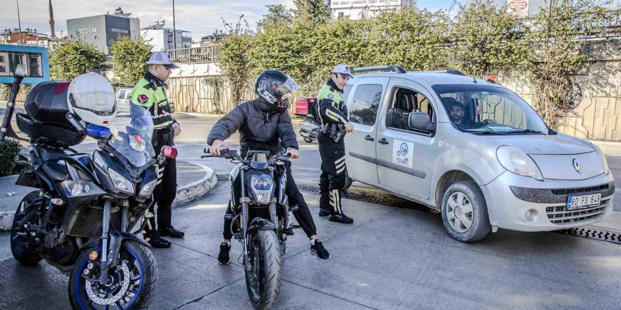 Yolu 3 Dakika Kısaltmak İçin 690 Tl Ödediler, Polisi Görünce Şaşkına Döndüler