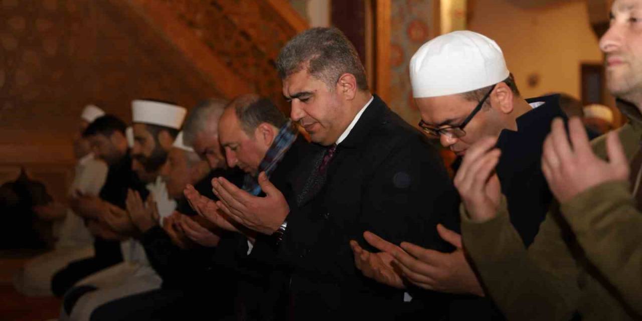 Eller Depremde Hayatını Kaybedenler İçin Semaya Kalktı