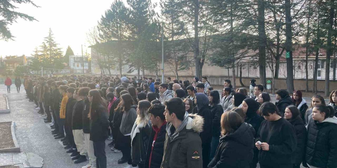 Öğrenciler Ve Öğretmenler 6 Şubat’ı Saygı Duruşuyla Andı