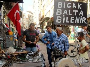 Mühendislik Öğrencisi Dedesine Yardım İçin Bıçak Biliyor