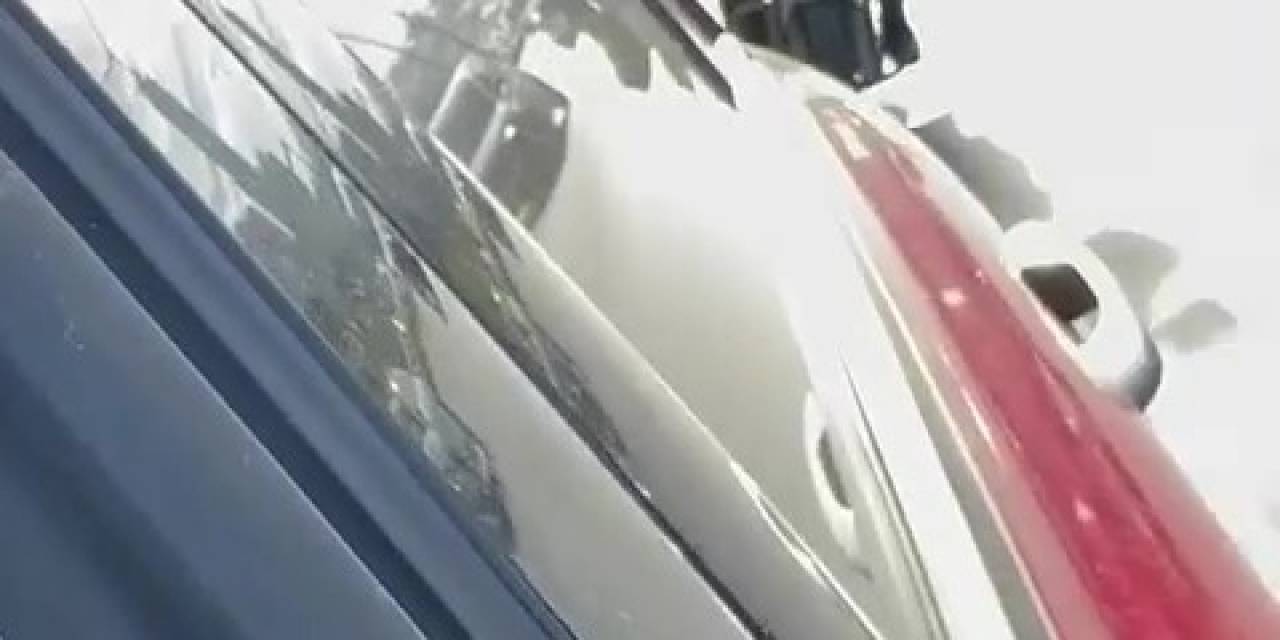 Ataşehir’de Kadın Sürücünün Aracını Tekmeleyip Küfürler Eden Motosikletli Kamerada