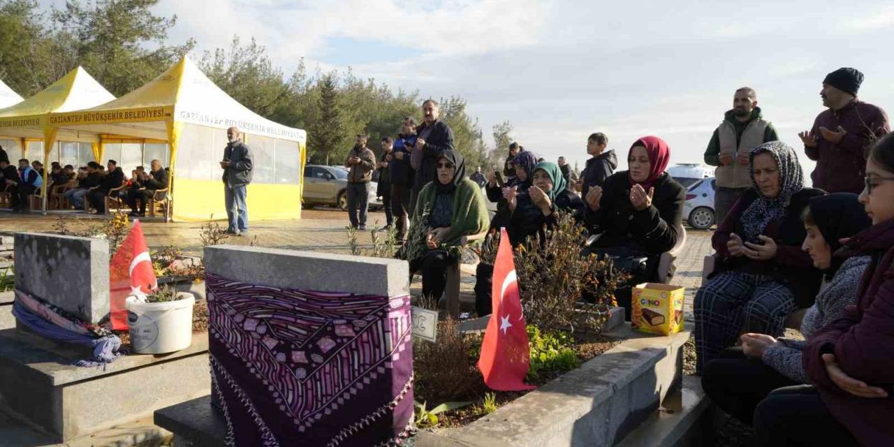 Gaziantep’te Deprem Mezarlığında Duygusal Anlar