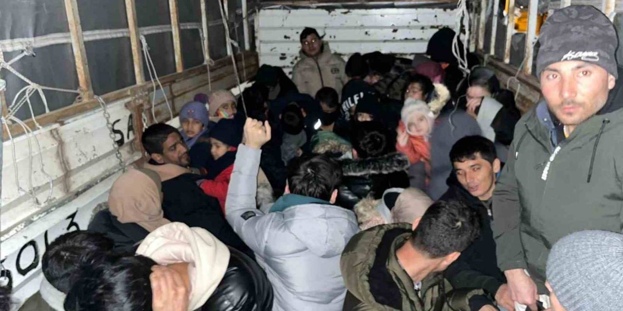 Ezine’de Kamyonet Kasasında 42 Kaçak Göçmen Yakalandı