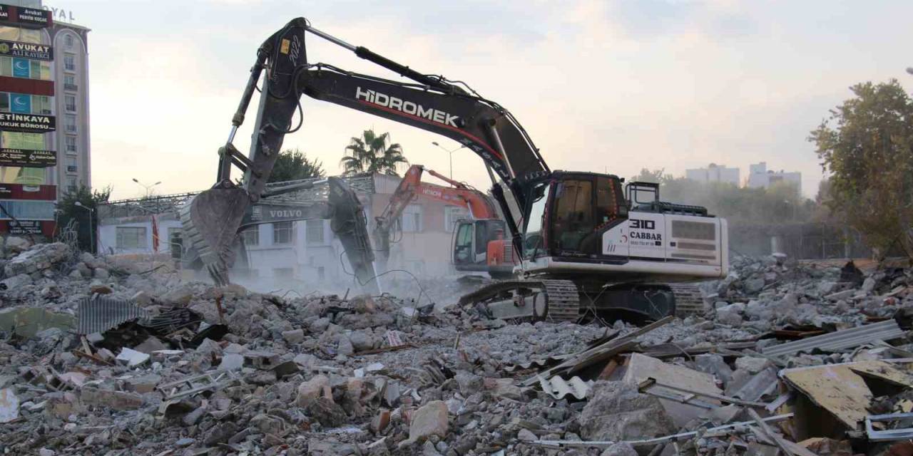 90 Yıllık Okul Zamana Yenildi, Depreme Dayanıksız Çıkınca Yıkımı Yapıldı