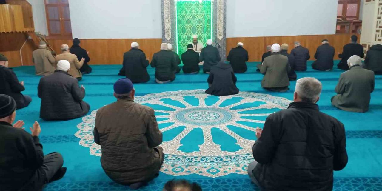 Hisarcık’ta 6 Şubat’ın Yıl Dönümünde Depremde Vefat Edenler İçin Dua Edildi