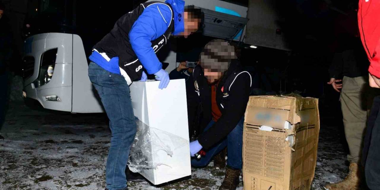 Kombi Kasalarına Zulalanmış 21 Kilo Uyuşturucu Ele Geçirildi
