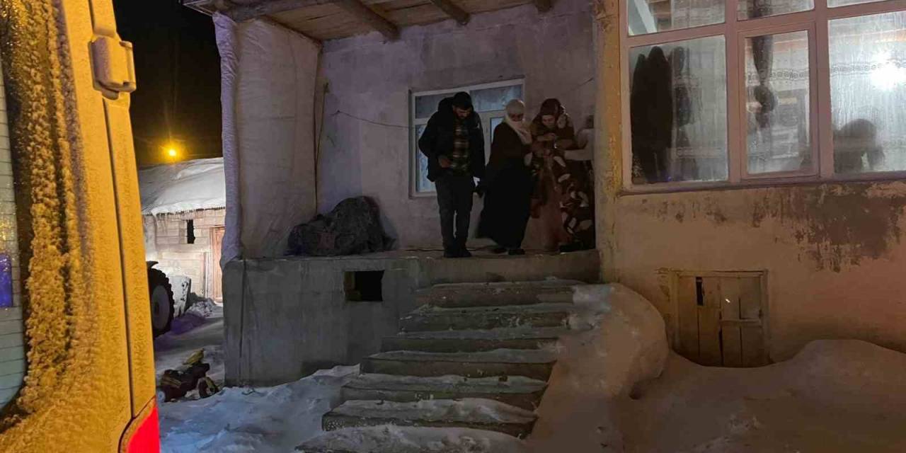 Belediye Gelmeyince Kendi İmkanlarıyla Yolu Açıp Hastalarını Hastaneye Ulaştırdılar