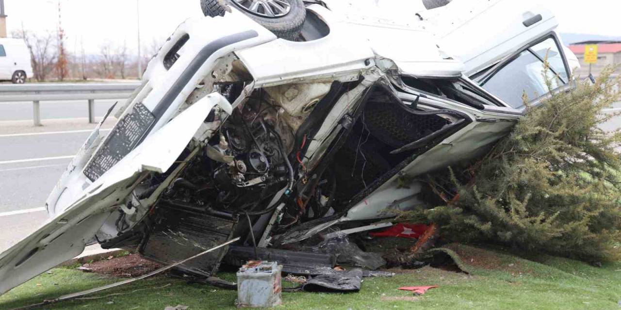 Refüje Çıkıp Elektrik Direğine Çarpan Araç Takla Attı: 5 Yaralı