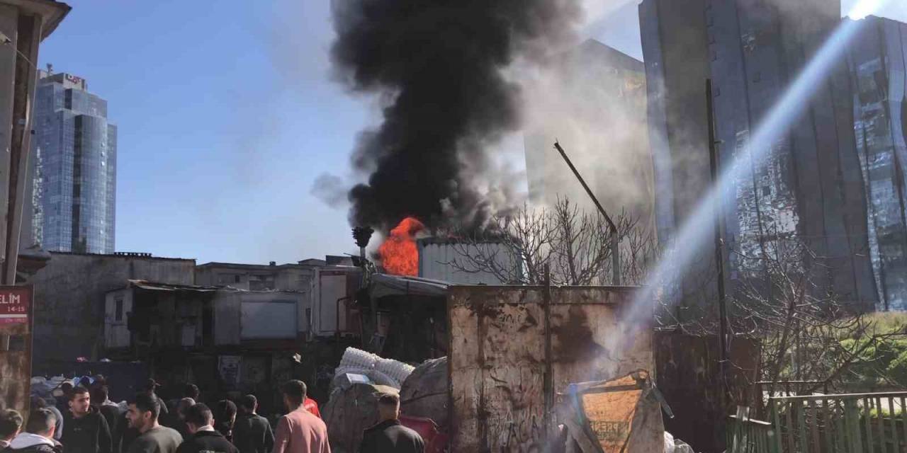Maltepe’de Geri Dönüşüm Tesisinde Yangın: Konteynerler Alev Alev Yandı