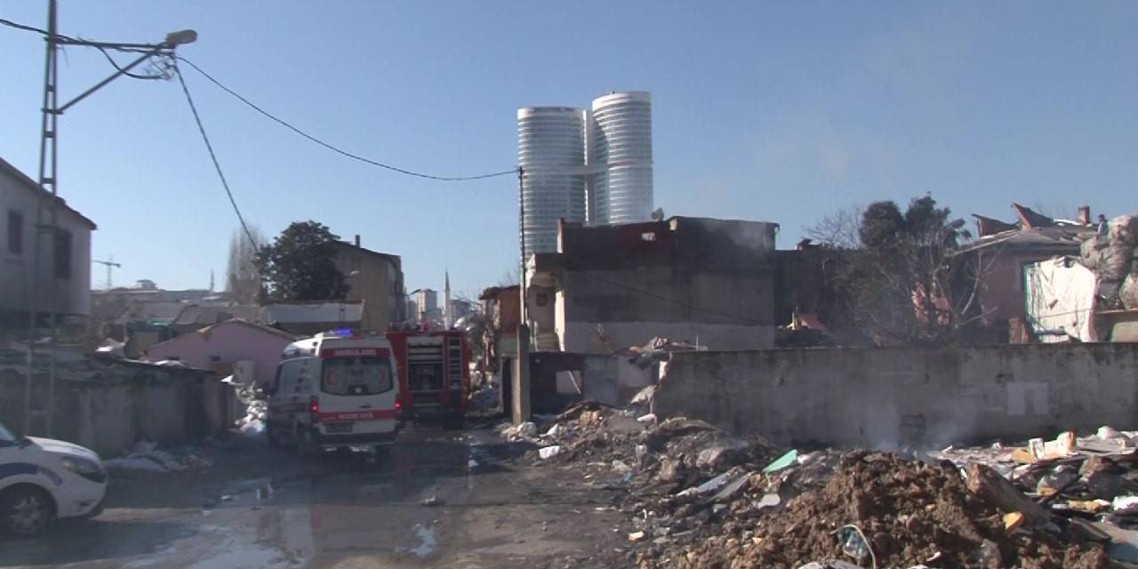 Ataşehir’de Metruk Binanın Çatısı Alev Alev Yandı