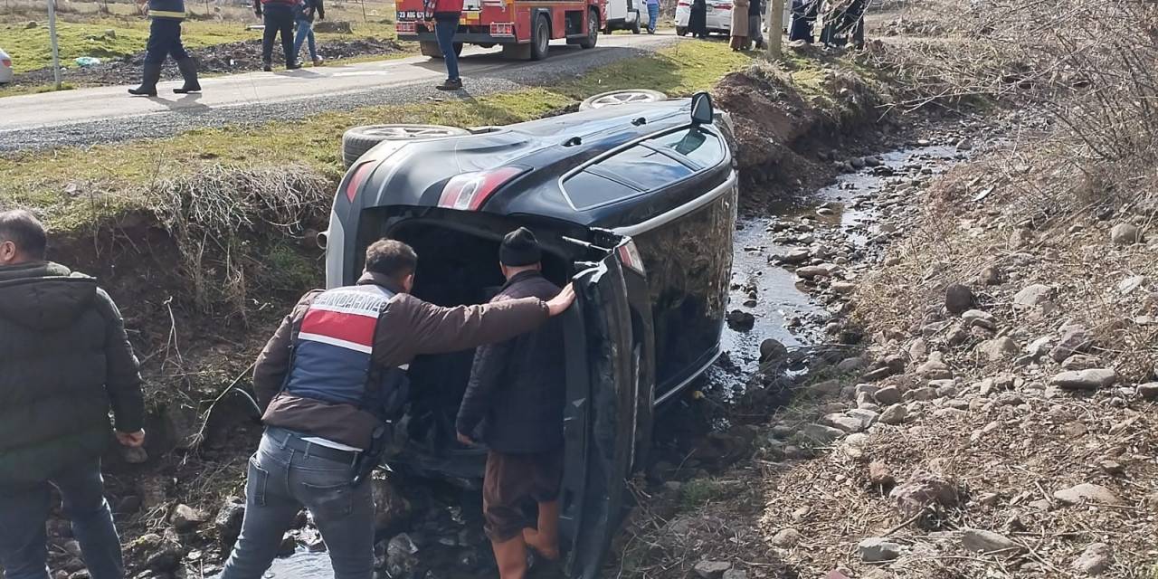 Elazığ’da Otomobil Yoldan Çıkıp Takla Attı: 1 Yaralı