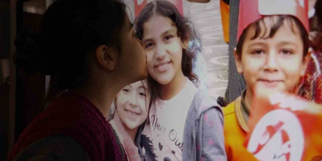 Depremde Ölen Arkadaşının Fotoğrafını Öpen Öğrenci Yürekleri Dağladı