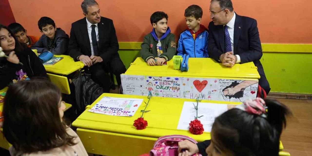 Depremde Ölen Öğretmen Ve Öğrenciler Unutulmadı