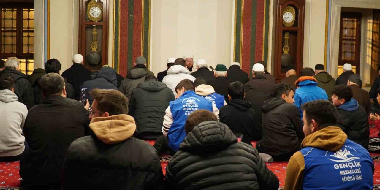 Gençler Depremde Hayatını Kaybeden Vatandaşlar İçin Sabah Namazında Buluştu