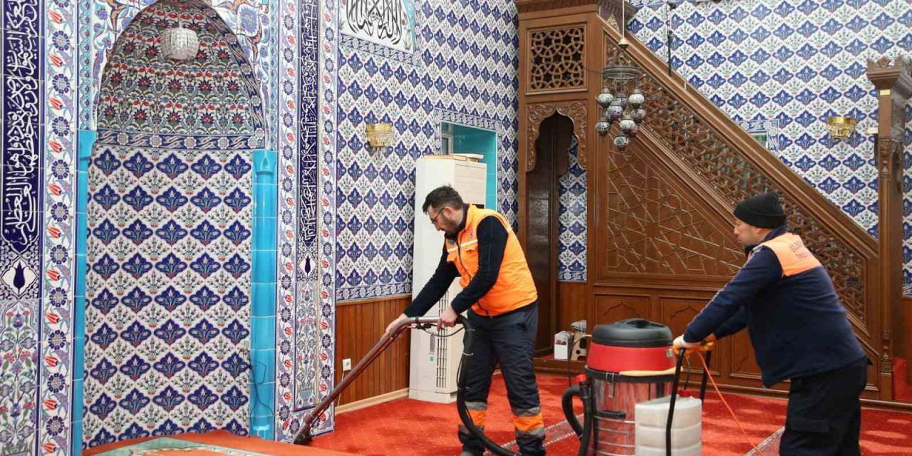 Gölbaşı’ndaki Camiler Gül Suyuyla Yıkandı