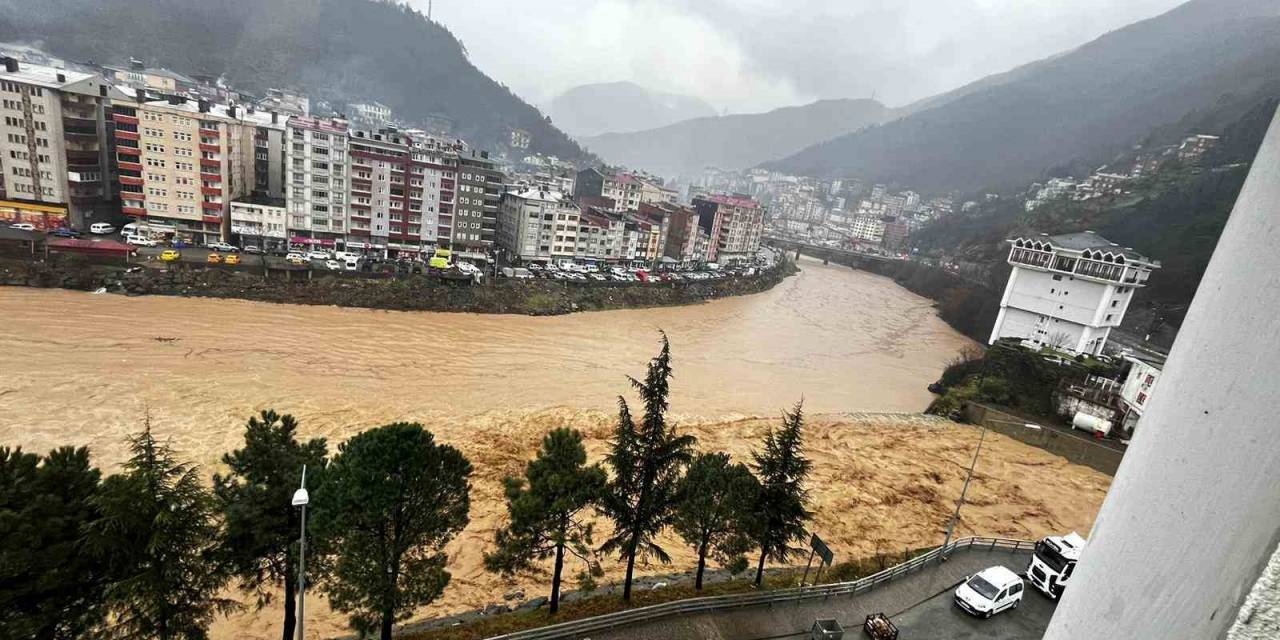 Artvin’in Borçka İlçesinde Heyelan Nedeniyle 2 Bina Tahliye Edildi