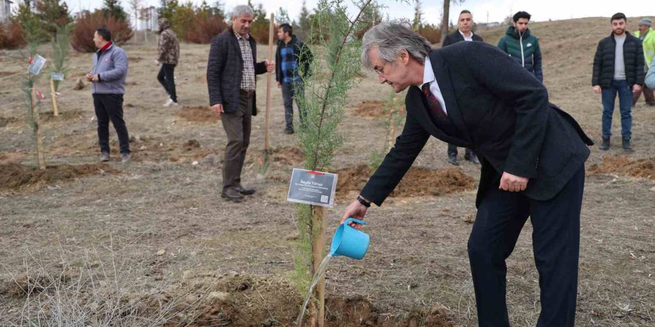 Depremde Hayatını Kaybeden Öğrenciler Anısına Fidan Dikildi