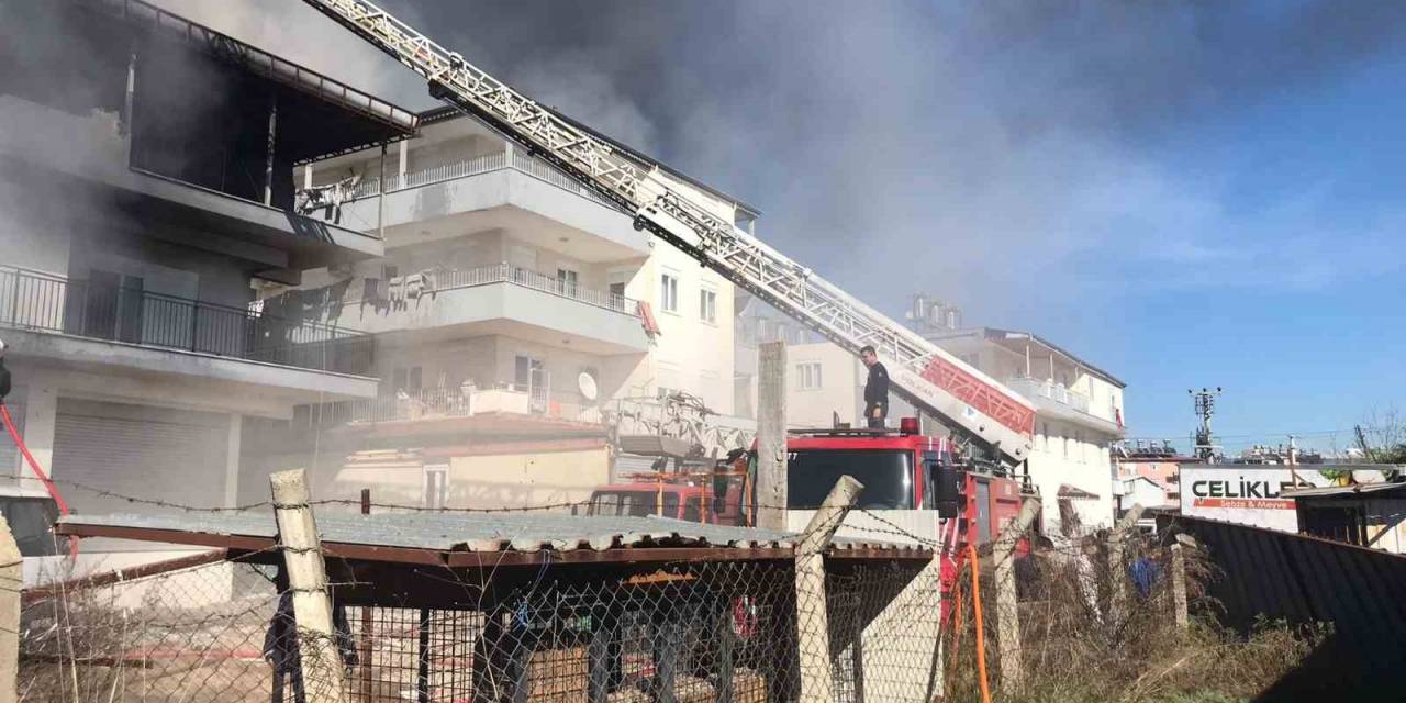 Bir Kıvılcım Yetti: Önce Plastik Kasalar, Ardından Bina Ve Kamyonet Yandı