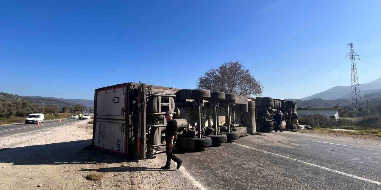 Milas’ta Balık Yüklü Tır Devrildi: 1 Yaralı