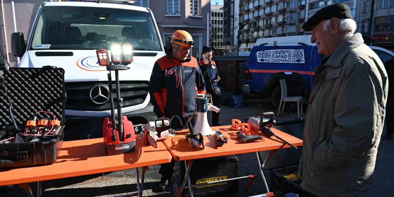 Depremde Hayatını Kaybedenler Dualarla Anıldı