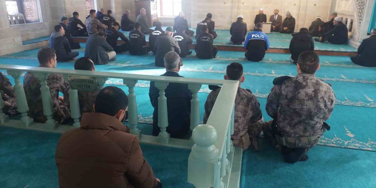 Emniyet, Depremde Hayatını Kaybedenler İçin Mevlit Okuttu