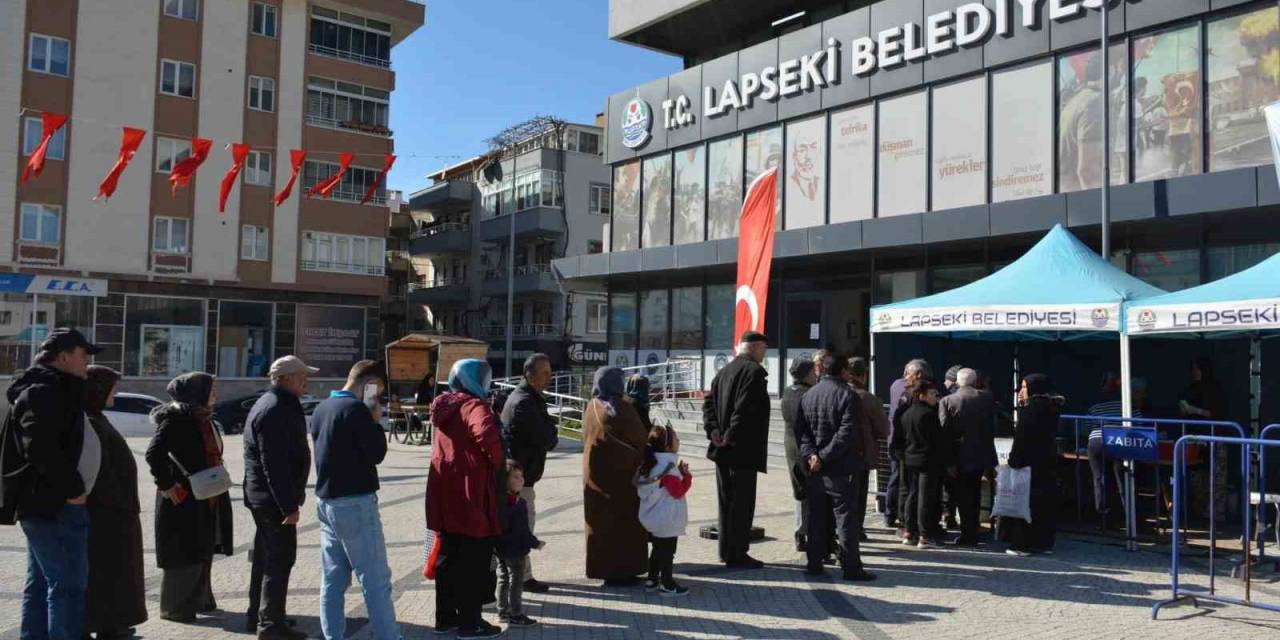 Lapseki Belediyesi Miraç Kandilinde Vatandaşlara Lokma Dağıttı