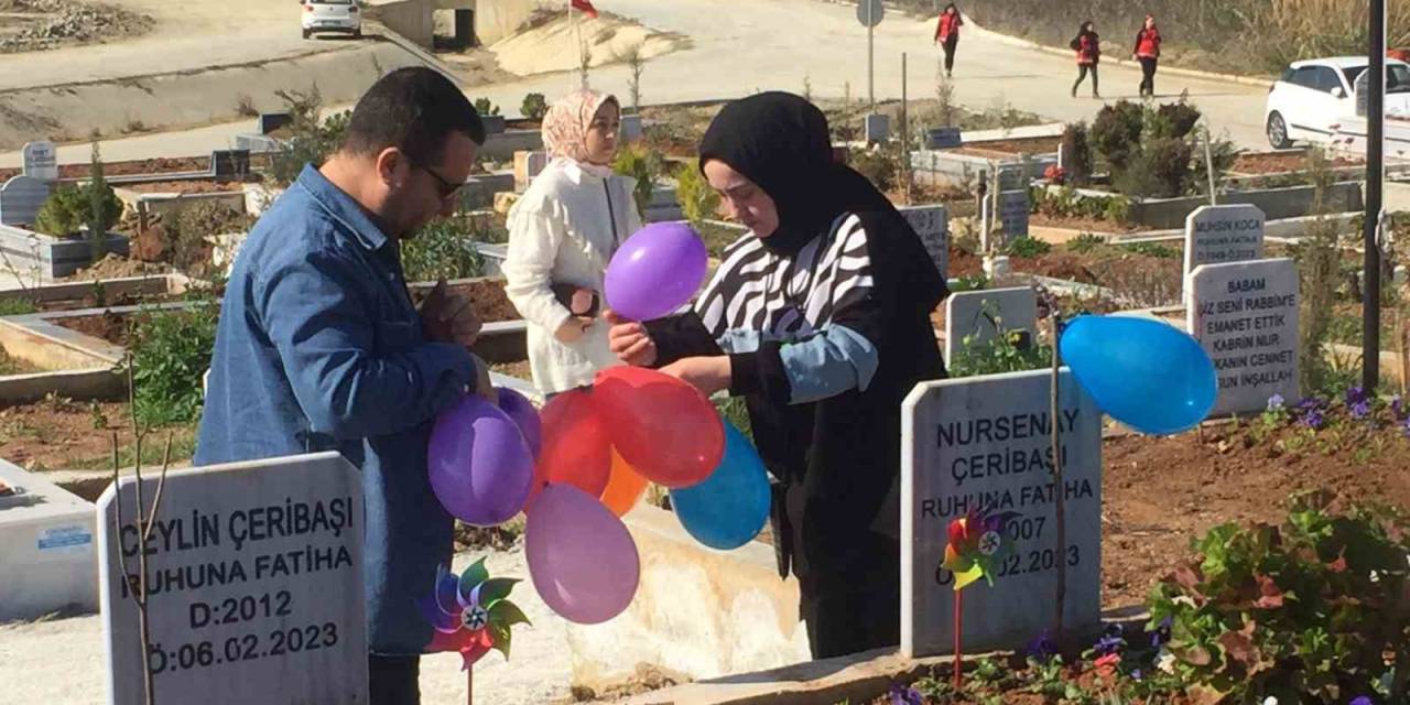 Balonlar Bu Sefer Çocukların Ellerinde Değil Mezar Taşlarında Uçuştu