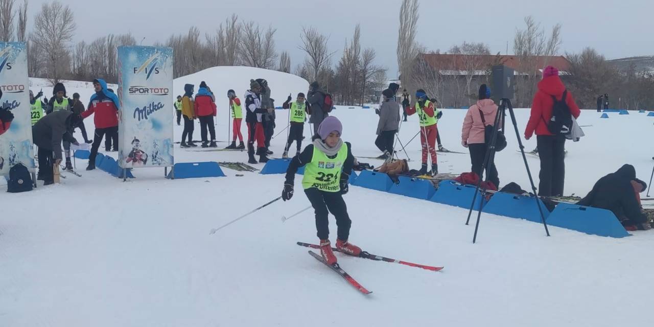 Erzurum’da Kayaklı Koşu Yarışları Nefes Kesti